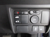 片側電動スライドドア、電動格納ミラー等のスイッチ類は運転席の右側、手の届きやすい位置にあります。