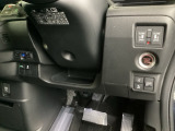 左側に高速で便利なETCがあり、また、便利な電動スライドドア、横滑りを防ぐVSAなどのスイッチは、運転席の右側、手の届きやすい位置にあります。