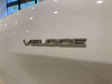 「VELOCE」はイタリア語で「速い」を意味する言葉。アルファ ロメオのスポーティネスを象徴する専用エンブレムで、走りへの情熱を表現しています。