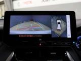 パノラミックビューモニター付きです。車両を上から見たような映像をディスプレイオーディオ画面に表示。運転席からの目視だけでは見にくい、車両周辺の状況をリアルタイムでしっかり確認できます。