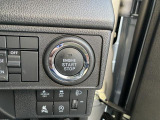 キーフリーシステムなので、エンジンスタートはブレーキペダルを踏みながらボタンを押します。鍵が運転席周りにあることが条件で、鍵をさしたり抜いたりする必要がありません。