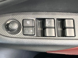 【電動格納ミラー】サイドミラーは電動格納式となっており、狭い駐車場でもキズがつくリスクを抑えられます。