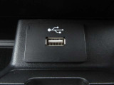 Type AのUSB電源ソケットが装着されております。移動中にスマホやタブレットの充電に便利です☆