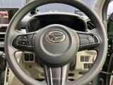 握りやすい形状で、運転操作をサポート。操作しやすい位置に配置されたスイッチで、快適なドライビングを支援します。