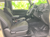 後部座席も広々としており、快適な乗車空間を提供します。長距離ドライブでもリラックスできます。