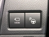 【リモート機能つきアドバンストパーク】専用スマートフォンアプリの使用で、車外から遠隔駐車・出庫が可能な先進機能。広い場所で乗り降りしたい時に便利です♪