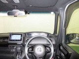 ドライバー目線で、使いやすく安全操作性と良好な視界を実現した運転席です。