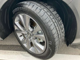 215/55R18のアルミホイール。シンプルなデザインもさる事ながら、重量軽減と立体感を与えられた贅沢なアルミホイールです!