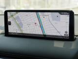 マツダコネクトの10.25インチワイドセンターディスプレイです。『Android Auto』『Apple CarPlay』や独自のコネクテッドサービスに対応したインターフェイスシステムです。