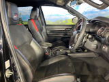 【専用スポーツシート】ホールド性に優れ、カーブ時の体が流れを抑制してくれます。また、体にフィットするから腰や背中が疲れにくく、ロングドライブや高速走行でも快適にお過ごしいただけます♪