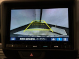 リバースギアに入れるだけで後方の表示へ切り替わります。夜間や雨の日の駐車も楽になりますよ。