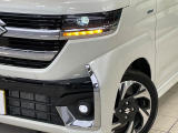 【LEDヘッドライト】悪天候や夜間走行時も良好な視界を確保し安心して運転できる高輝度LEDヘッドライトを装備!点灯速度が早く、消費電力も抑えられています。