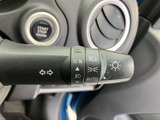 操作しやすい位置に配置されたウインカーレバー。スムーズな操作で、安全な車線変更をサポートします。夜間でも視認性が高いです。