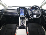 視界の良さが魅力の運転しやすいコックピット。シンプルで操作性に優れたインパネデザインと、SUBARUならではの安全性能への徹底したこだわりが光る視界設計です。