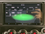 多彩な入力ソースに対応し、快適なドライブをサポート。CDやラジオに加え、USBやHDMI接続も可能です。使いやすいインターフェースで、情報もひと目で確認できます。