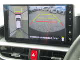 住宅街等の見通しの悪い交差点でも、フロントカメラで左右の確認が出来ます。