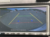 バックカメラはシフトレバーを「R」にすると、後方の映像をモニターに表示。