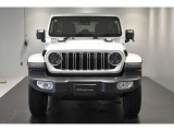 Jeep伝統の丸目のヘッドライトにセブンスロットグリルで一目でJeepだとわかりますね!