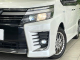 【LEDヘッドライト】悪天候や夜間走行時も良好な視界を確保し安心して運転できる高輝度LEDヘッドライトを装備!点灯速度が早く、消費電力も抑えられています。