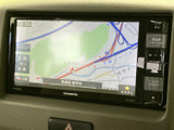 鮮明な地図表示で、目的地まで迷わずに到着できます。渋滞情報もリアルタイムで確認できるので、スムーズな移動をサポートします。安心のドライブを。