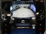 後方映像を11.6インチディスプレイに表示し、ステアリング連動ガイドラインが駐車をサポート。さらに後退時はリヤ4センサーが障害物を検知し、必要に応じてブレーキが作動します。