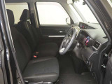 高いホールド性で運転姿勢が安定します。長距離ドライブでも疲れにくいのが魅力です。快適なドライビングライフをお送りください♪