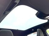 【パノラマガラスルーフ】固定式のガラスルーフで明るい車内空間を演出。日差しの強い日は電動スライドカーテンで調整するなど、季節を問わず開放的なドライブをお楽しみいただけます。