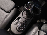 ミニ独特のゴーカートフィーリングと呼ばれる軽快なハンドリングはAT車、MT車のどちらでも楽しめます。