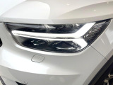 【LEDヘッドライト】明るく眩しいハイビームを先行車や対向車に照射しないオートハイビームを備えたLEDヘッドライト。北欧神話に登場するトールハンマーをモチーフにした、一目でボルボとわかるデザイン。