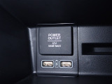 アクセサリーソケット(12V対応)と、USBをさすことができ!充電等に役立つ装備です!!