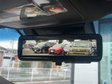 【デジタルインナーミラー】車両後方カメラの映像をルームミラーに映すことが出来ます。 そのため、後席に人や荷物があって後方が見えづらい場合でもしっかり視界を確保することが出来ます。