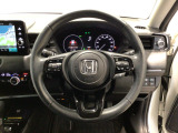 運転にかかわる様々な操作を安全に行えるように視点移動が少なく操作性に配慮されたスイッチ類が凝縮されたコクピットです。