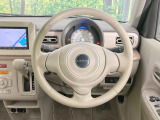 インテリアに合わせたデザインのステアリングは、運転される方のことも考え、運転しやすい形状、大きさです。是非一度、実際に触ってお確かめください。
