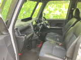 運転席からの視界は良好で、運転操作もスムーズに行えます。シンプルで使いやすい操作パネルも魅力です。
