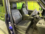 運転席まわりには十分なスペースがあり、大柄な方でもゆったり運転していただける環境です。