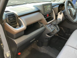 運転席はシートリフター付きで、ドライバーの背丈に応じた座面の高さ調整ができて、お好きなドライビングポジションに調整可能です。