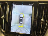 【360&deg;ビューカメラ】4台の高解像度カメラで360度の鳥瞰図を表示。隣の車や壁、死角にある障害物などを画面で確認できるため、狭いスペースでの駐車・出入りも安心です。