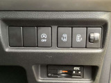 両側電動スライドドアのスイッチがあります。運転席に座ったままスライドドアの操作ができます。