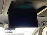 【14型有機ELフリップダウン】三列目からでも迫力のエンタメが観れる大画面フリップダウン。有機ELのモニターでは、一般的なフリップダウンよりも高コントラストでキレイな映像を楽しめます。