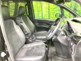 運転席まわりには十分なスペースがあり、大柄な方でもゆったり運転していただける環境です。