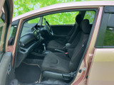 運転しやすい配置の操作系と、見やすいメーター類が特徴です。快適なドライビングをサポートする空間を演出しています。
