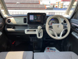 シンプルで実用的なインパネ。車速など情報を表示する【ヘッドアップディスプレイ】を搭載。