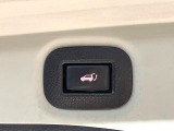 【パワーバックドア】スマートキーや運転席のボタンを押すだけでリアゲートが自動で開閉します!荷物を持っている時や、高い位置にあるバックドアを閉める際に便利な機能です♪