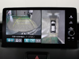【マルチビューカメラシステム】カメラで映した周囲の映像をナビゲーション画面に表示し、ドライバーの死角を減らし運転負荷を軽減する機能です。映像は、車両の前後と左右のドアミラーに搭載した計4台で映します。