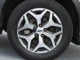 スバル純正17インチアルミホイール。 タイヤサイズは225/60R17。納車時に弊社指定の新品タイヤ4本を交換いたします。