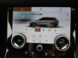 【Touch Pro Duo】10インチ高精細デュアルタッチスクリーンを備えております。上の画面でナビやオーディオを操作して、下の画面でキャビンやシートの温度調整をすることも可能です。