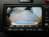 バックカメラの画像です。ガイドラインがスムースな車庫入れをサポートいたします。車庫入れの安心感がアップしますね。