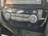 お好みの温度に合わせれば自動的に調節、オートエアコン装備。年中快適な車内。