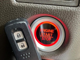 【Hondaスマートキー】カバンやポケットに入れたままでもドアの施錠・解錠が可能なスマートキーを装備。エンジンのオン・オフ時もカギを取り出す必要が無いからとっても便利です♪