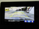 バックカメラの画像です。ガイドラインがスムースな車庫入れをサポートいたします。車庫入れの安心感がアップしますね。